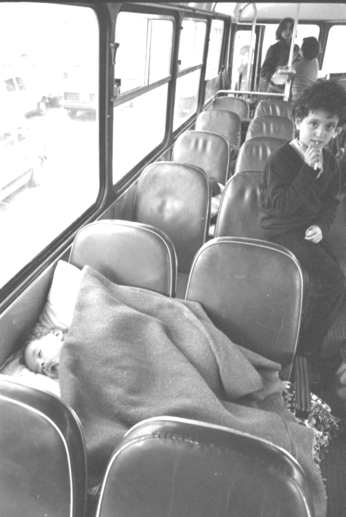 Napoli - Terremoto - 1980 - sfollati - autobus - bambini (negativo) di Fotosud (anni ottanta XX)