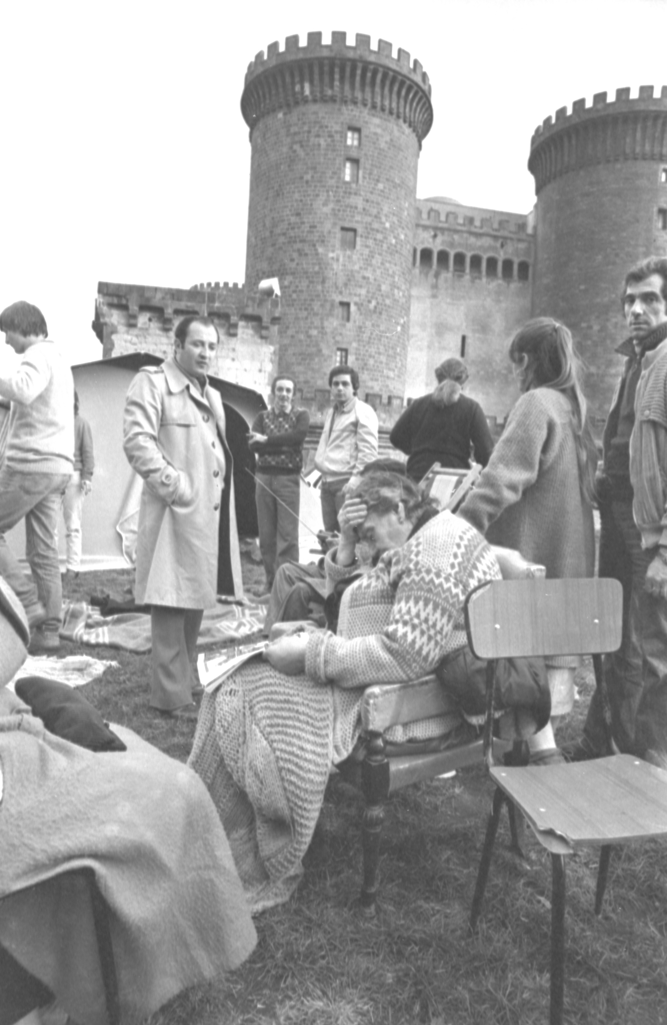 Napoli - Centro Storico - Terremoto - 1980 - sfollati - Maschio Angioino (negativo) di Fotosud (anni ottanta XX)