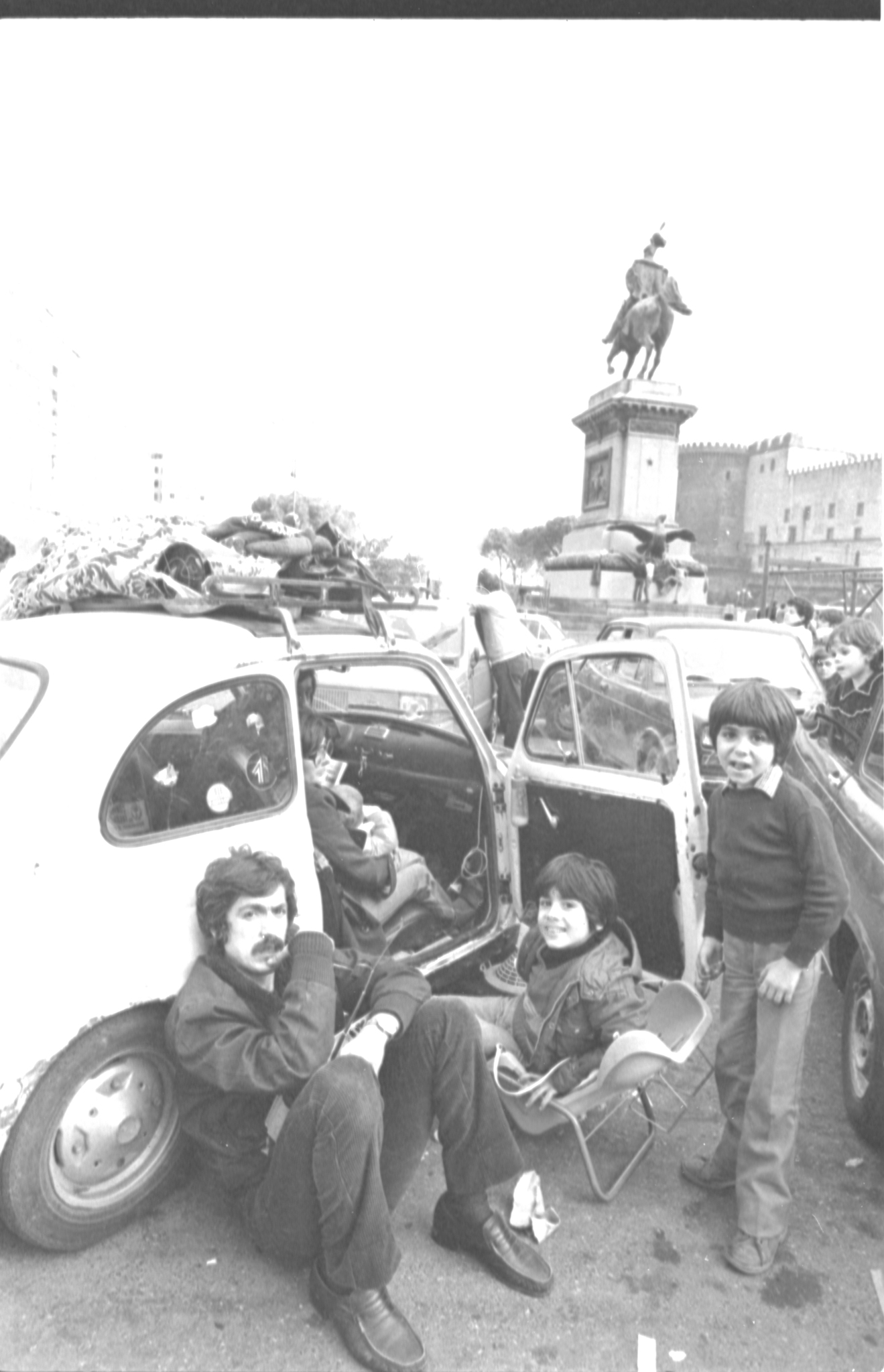 Napoli - Centro Storico - Terremoto - 1980 - Maschio Angioino - Piazza Municipio - auto (negativo) di Fotosud (anni ottanta XX)