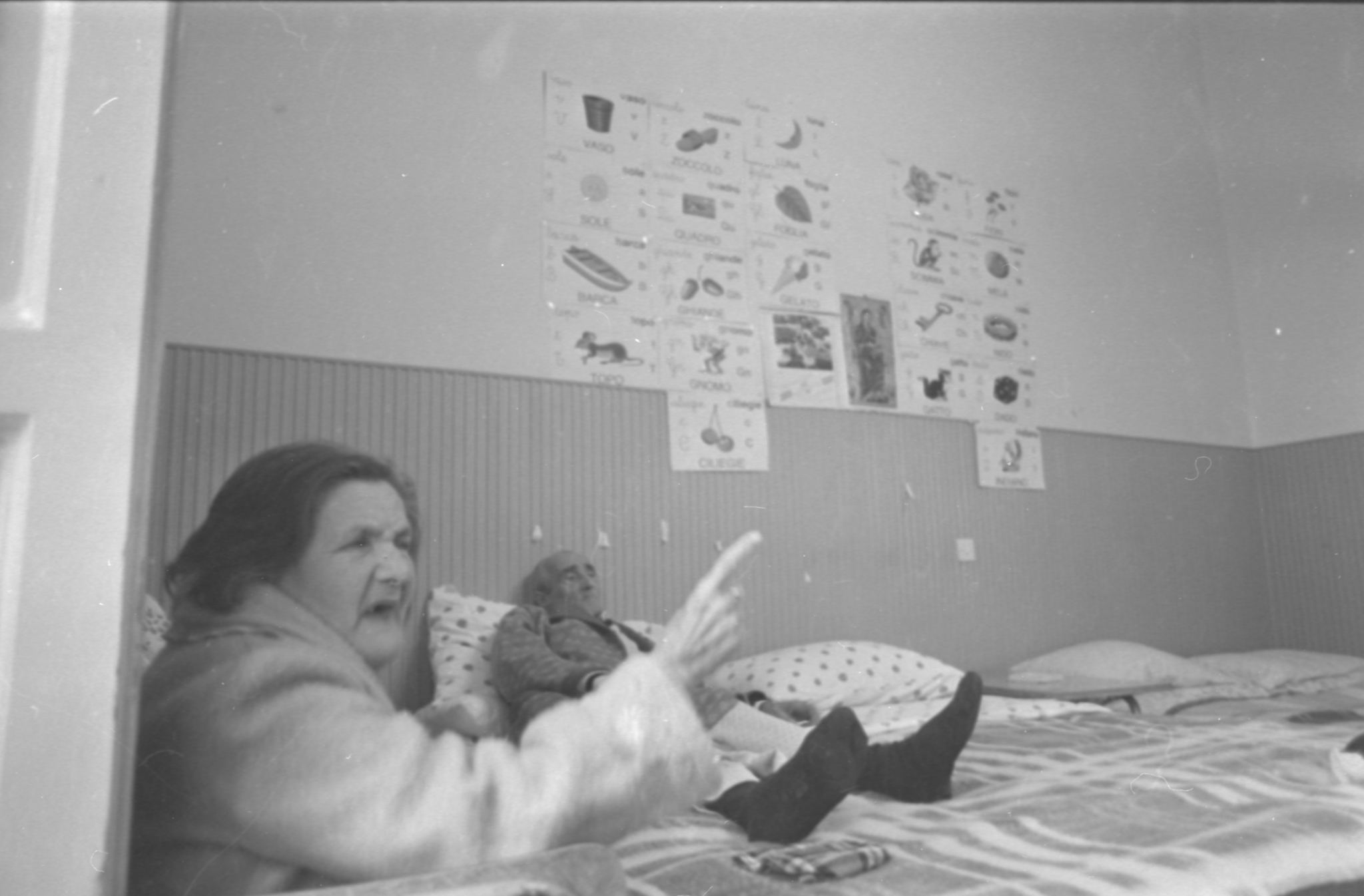 Napoli - Terremoto - 1980 - sfollati - scuola (negativo) di Fotosud (anni ottanta XX)