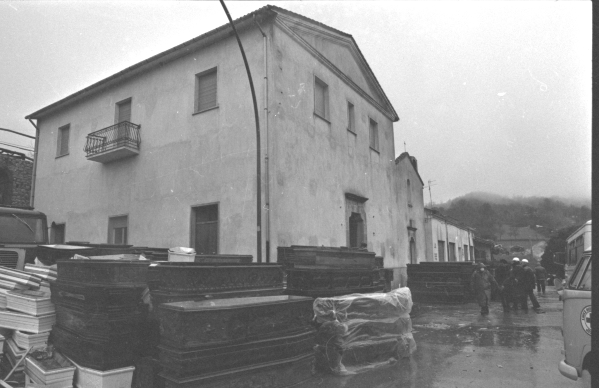 Teora - Avellino - Terremoto - 1980 - bare - strada (negativo) di Fotosud (anni ottanta XX)