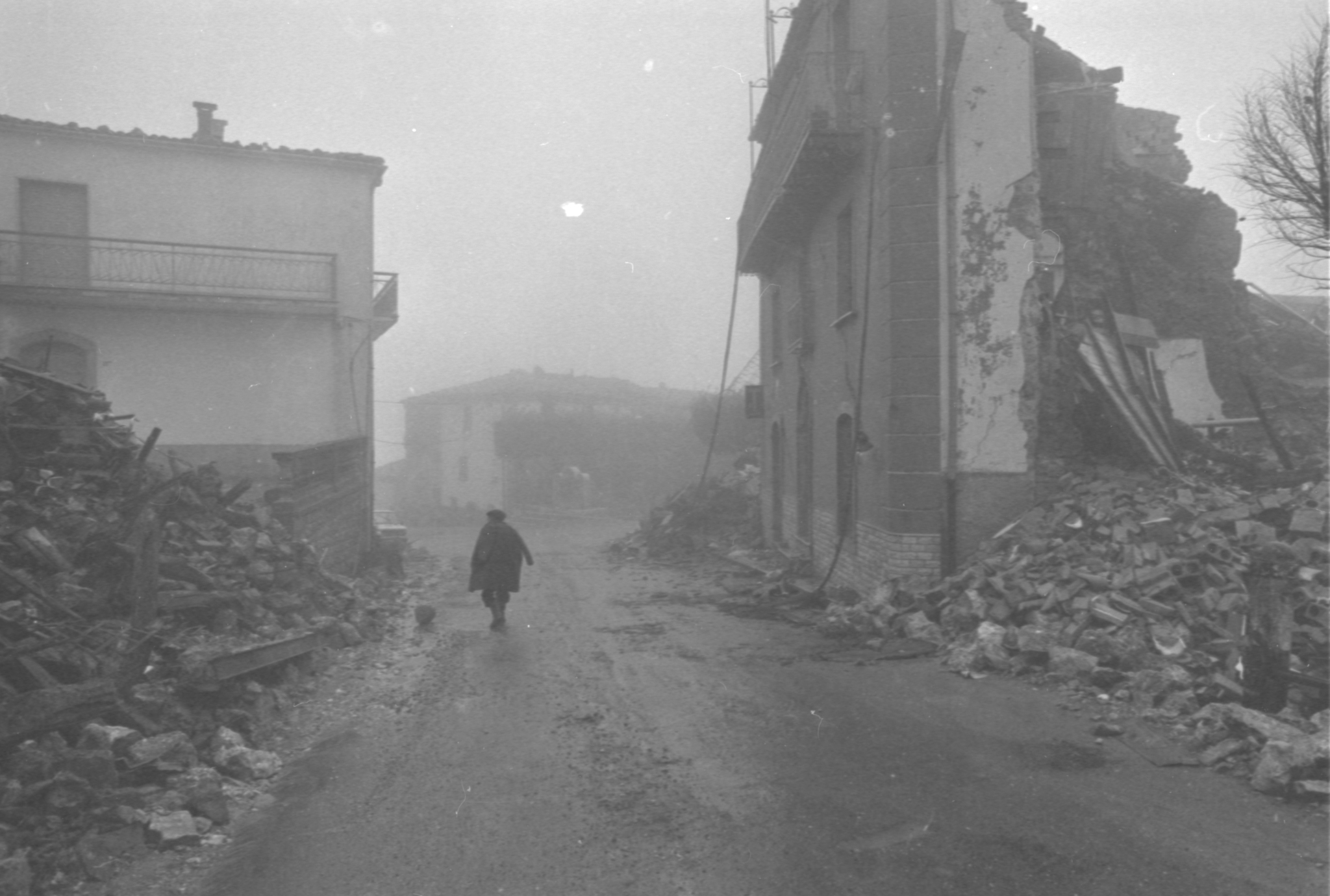 Teora - Avellino - Terremoto - 1980 - centro storico - macerie (negativo) di Fotosud (anni ottanta XX)