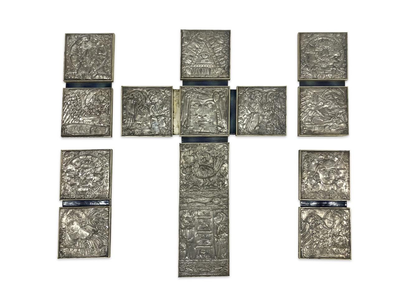 Simbologia cristiana, Croce e simboli degli Evangelisti (rilievo) di Roberto Aloi (XX secolo)