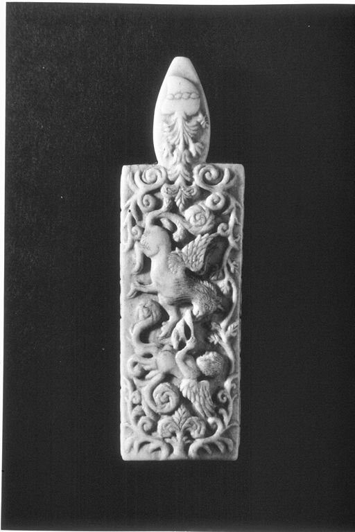 Putto alato nutre un grifo (portaspecchio, opera isolata) - ambito Italia settentrionale (sec. XVI)