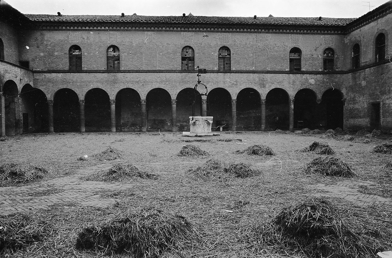 Emilia Romagna - Bologna - Bentivoglio - Castello - Cortile (negativo, insieme) di Pondrelli, Bruno (XX)