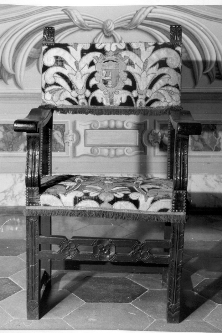 elementi decorativi vegetali con stemma della famiglia Manca (sedia - a braccioli) - produzione spagnola (XVII)