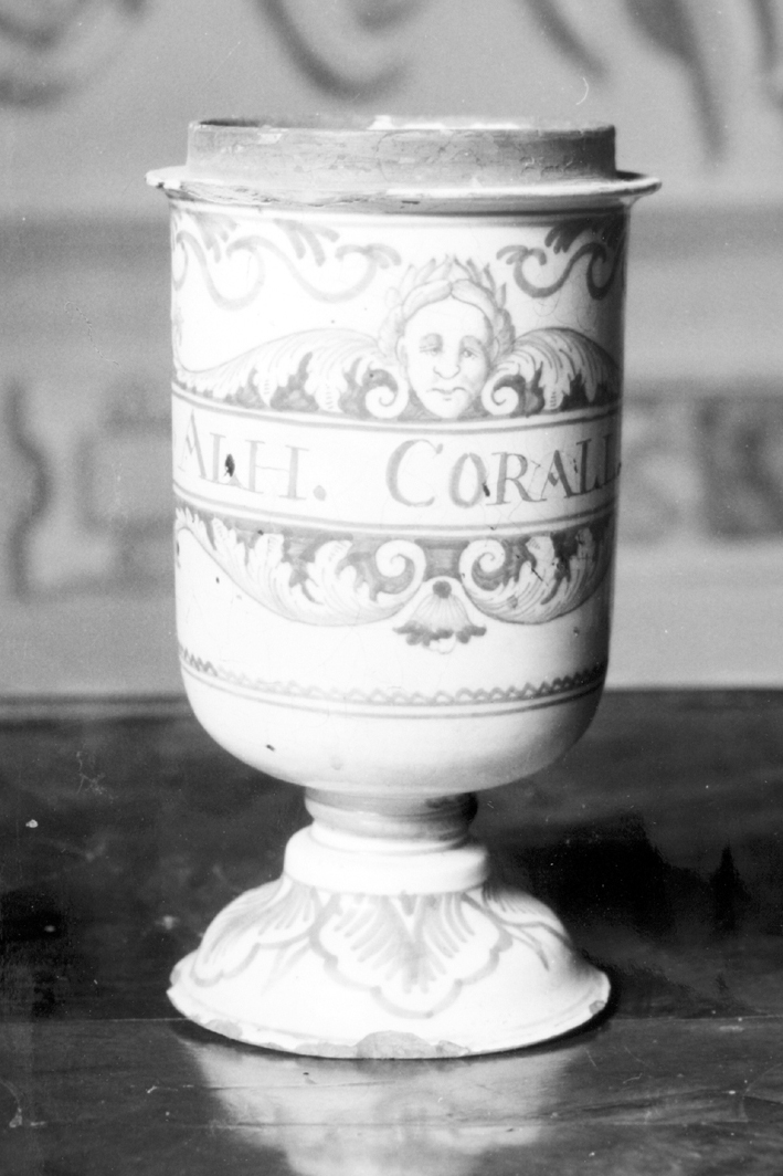 motivi decorativi geometrici e vegetali (utello da farmacia) - manifattura veneta (XVII-XVIII)