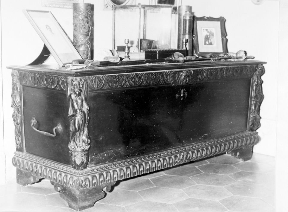 motivi decorativi geometrici e vegetali con telamoni e cherubino (cassapanca) - produzione lombarda (XVI-XVII)