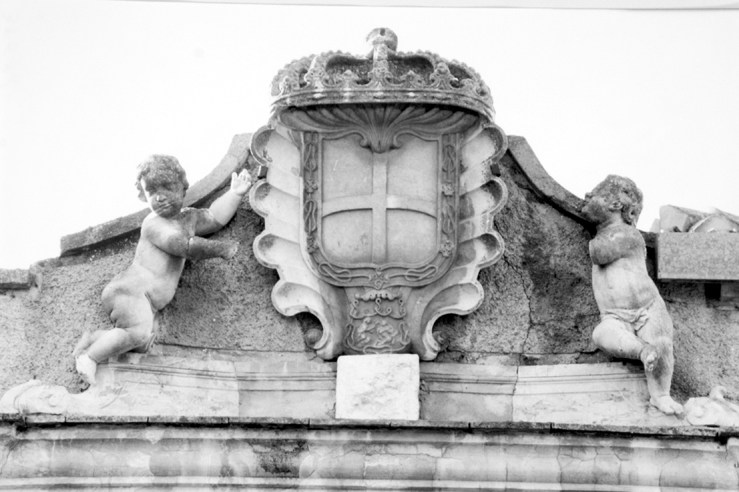 stemma reale sabaudo con putti e Annunciazione (gruppo scultoreo) - bottega italiana (XVIII-XIX)