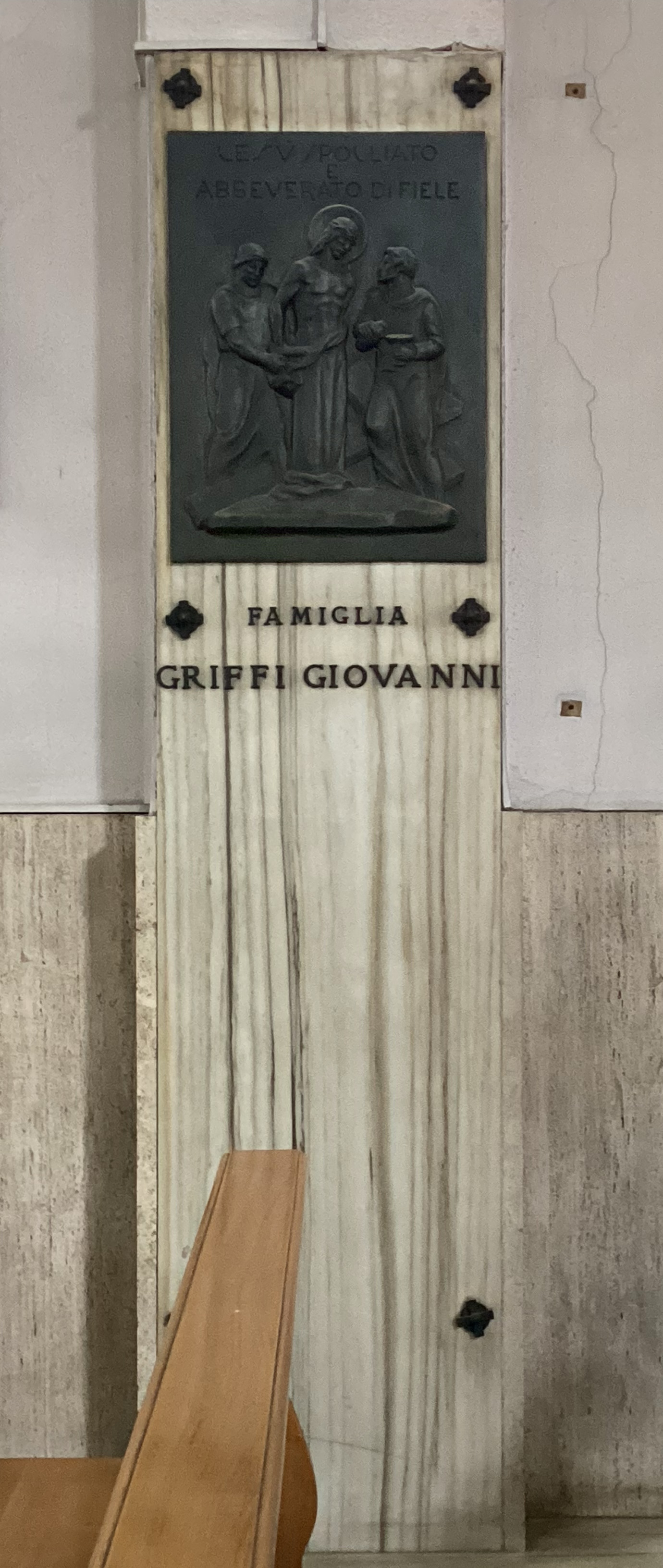 stazione X: Gesù spogliato e abbeverato di fiele (stazione della Via Crucis, elemento di serie) di Magli Augusto (attribuito) - ambito ligure (anni trenta XX)