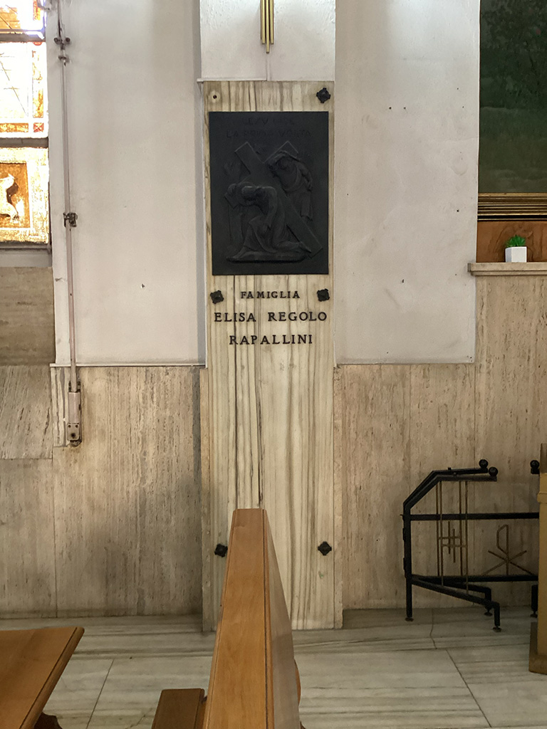 stazione III: Gesù cade sotto la croce la prima volta (stazione della Via Crucis, elemento di serie) di Magli Augusto (attribuito) - ambito ligure (anni trenta XX)