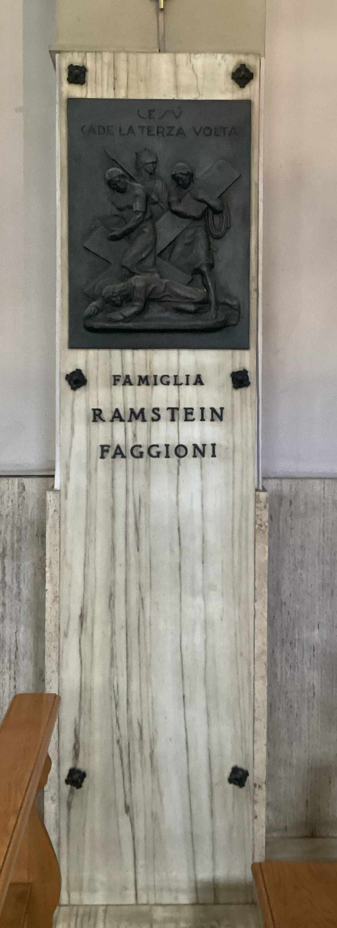 stazione IX: Gesù cade sotto la croce la terza volta (stazione della Via Crucis, elemento di serie) di Magli Augusto (attribuito) - ambito ligure (anni trenta XX)