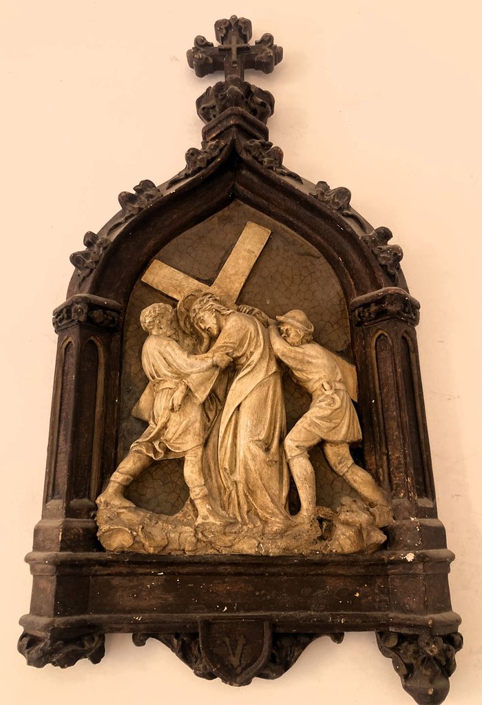 Cristo aiutato a portare la croce da Simone di Cirene (stazione della Via Crucis, ciclo) - ambito laziale (secondo quarto sec. XX)