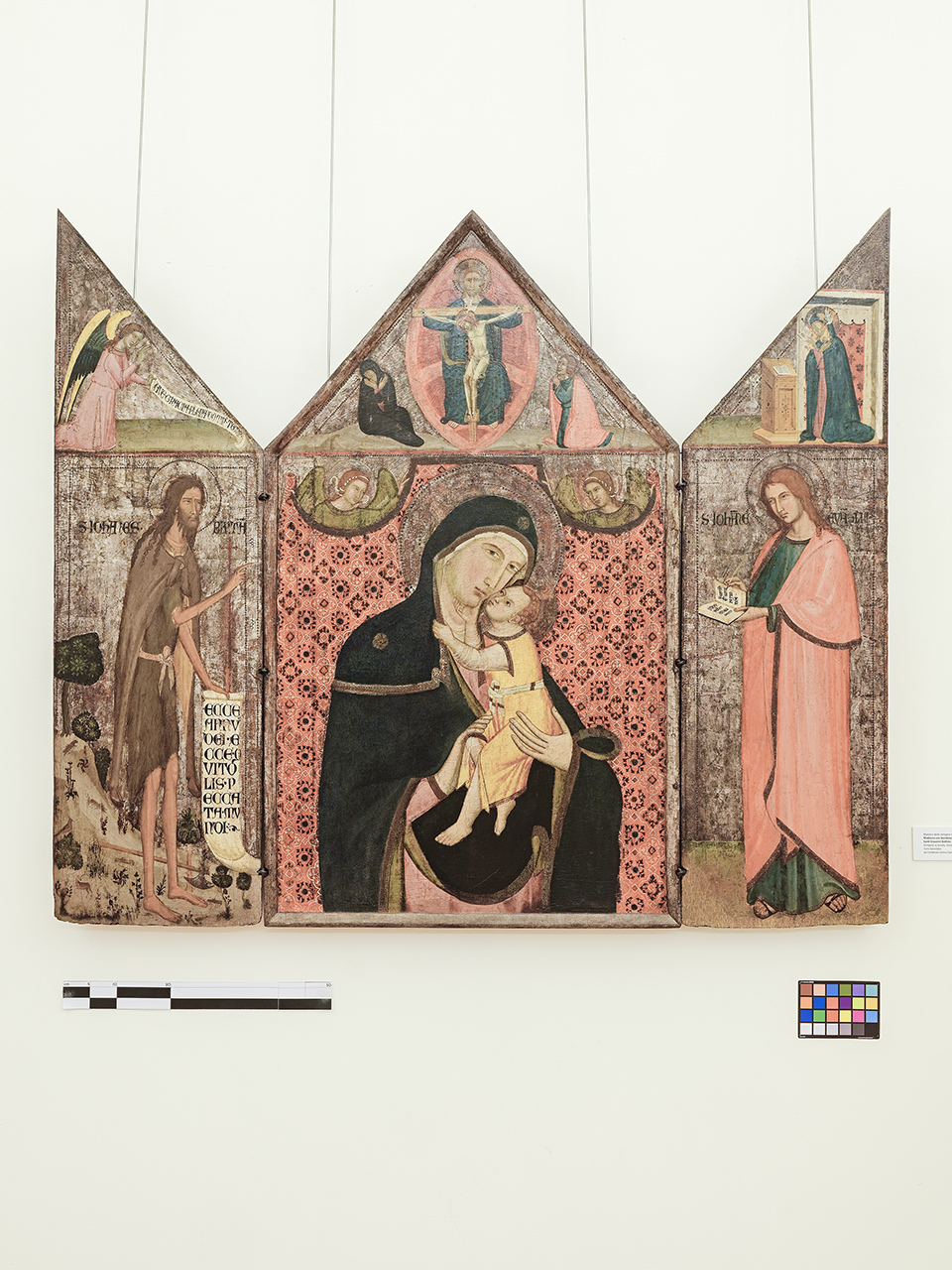 Madonna con Bambino, San Giovanni Battista, San Giovanni Evangelista, Annunciazione, Trinità (trittico, opera isolata) di Maestro delle Tempere Francescane (attribuito) (secondo quarto sec. XIV)
