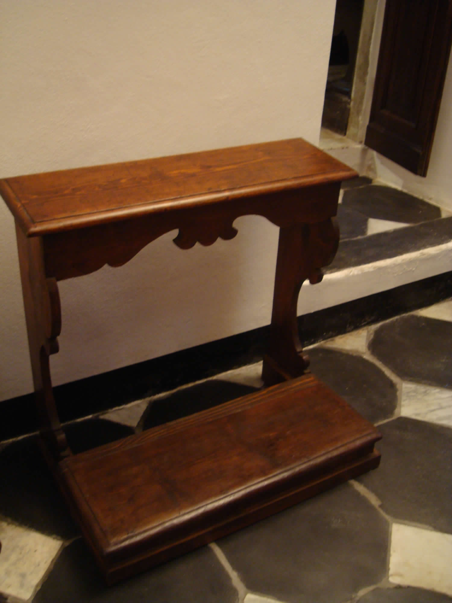 inginocchiatoio, opera isolata - bottega italiana (inizio XVIII)