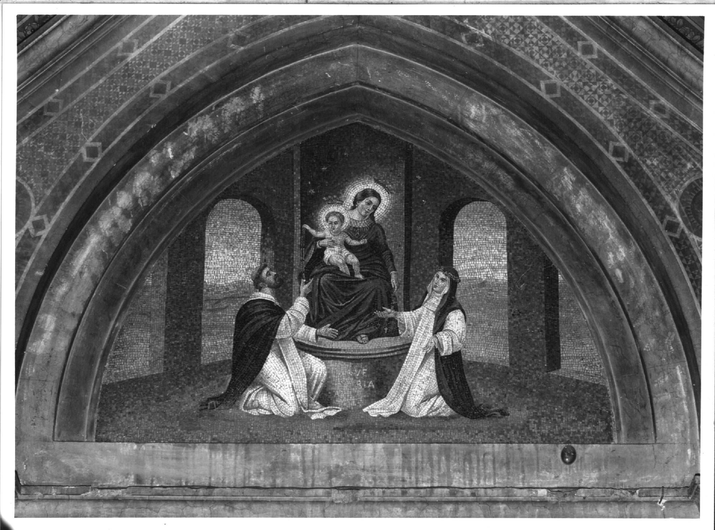 VERGINE DEL ROSARIO FRA I SS. CATERINA E DOMENICO (DIPINTO) (SEC. XX)