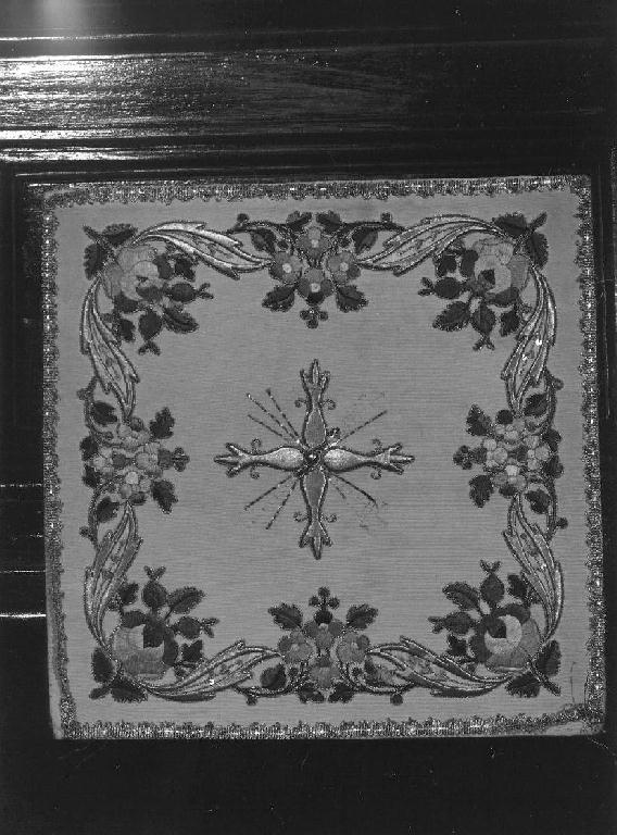 motivi decorativi floreali (borsa, elemento d'insieme) - manifattura ligure (seconda metà sec. XIX)