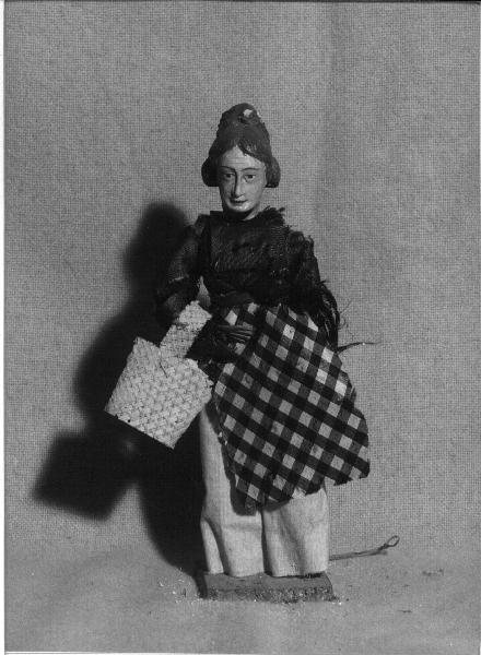 FIGURA FEMMINILE (STATUETTA DA PRESEPIO) - PRODUZIONE GENOVESE (primo quarto SEC. XX)