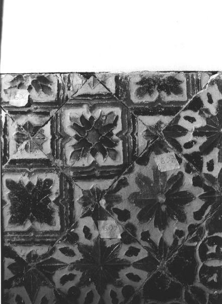 piastrella, elemento d'insieme - produzione spagnola (sec. XVI)