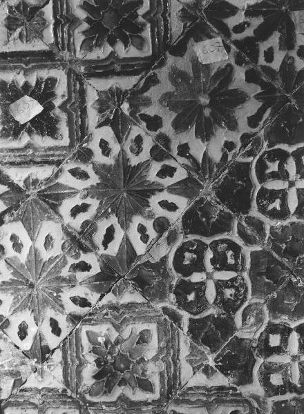 piastrella, elemento d'insieme - produzione spagnola (sec. XVI)