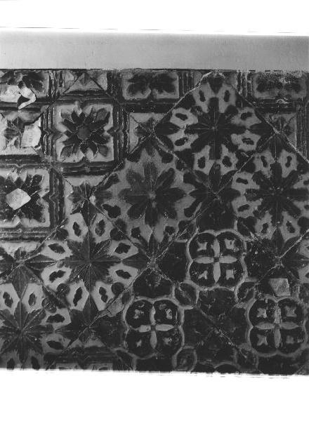 piastrella, elemento d'insieme - produzione spagnola (sec. XVI)