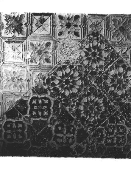 piastrella, elemento d'insieme - produzione spagnola (sec. XVI)