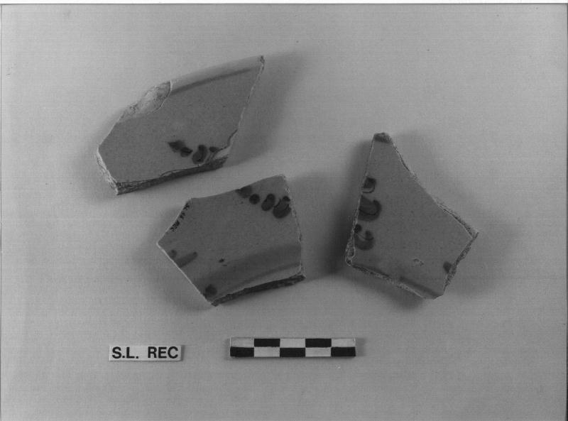 PIATTO/ TRE FRAMMENTI PERTINENTI - MANNONI 94 (SEC. XVII)