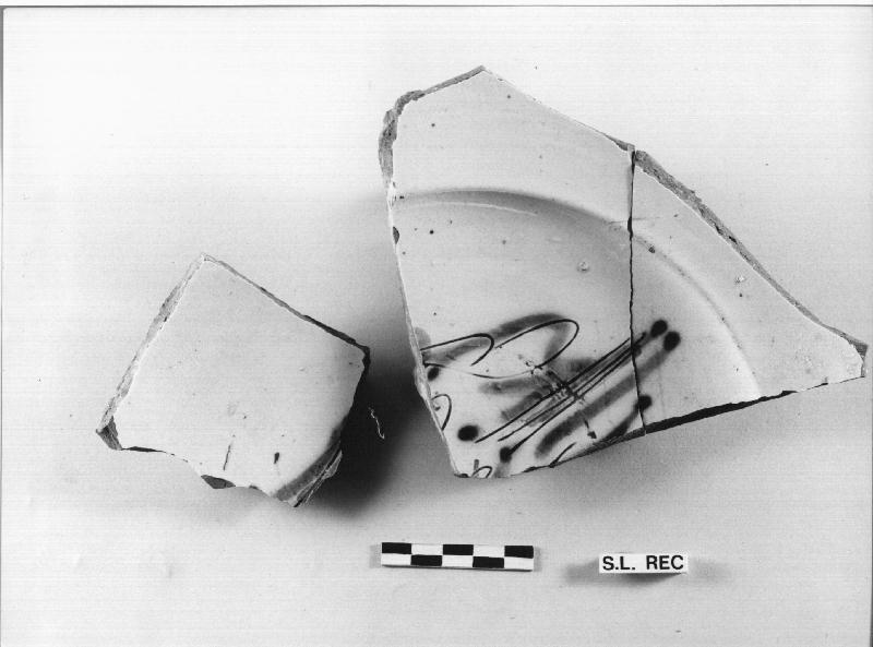 PIATTO/ TRE FRAMMENTI PERTINENTI DI CUI DUE COMBAC (secc. XVI/ XVII)