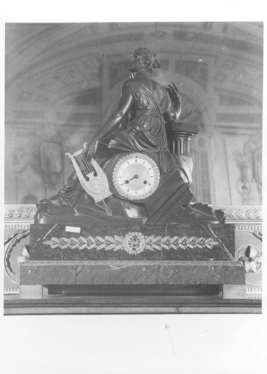 figura femminile seduta (orologio - da mensola, opera isolata) di Mallet L (prima metà sec. XIX)