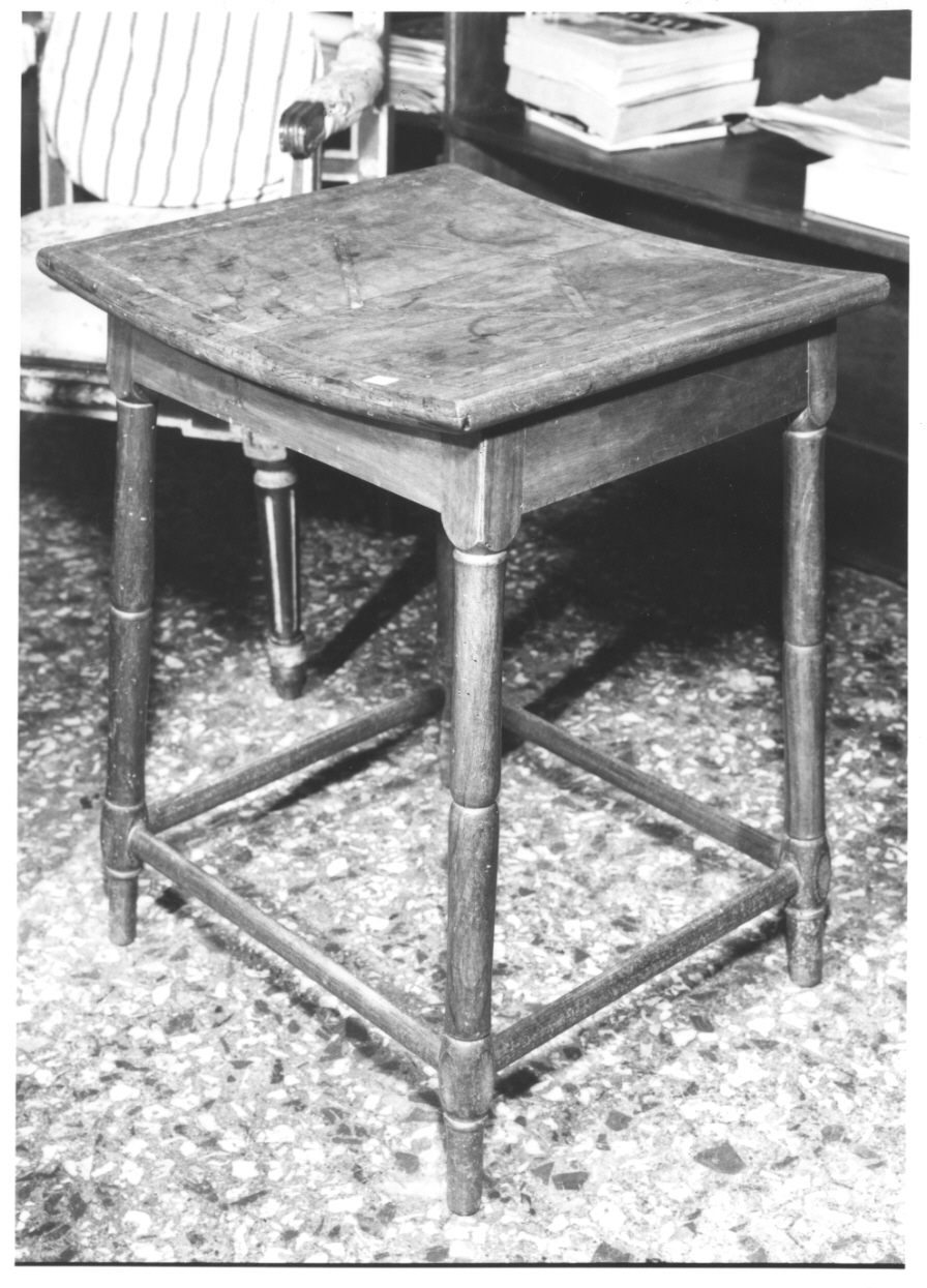 tavolino, opera isolata - ambito piemontese (inizio sec. XIX)