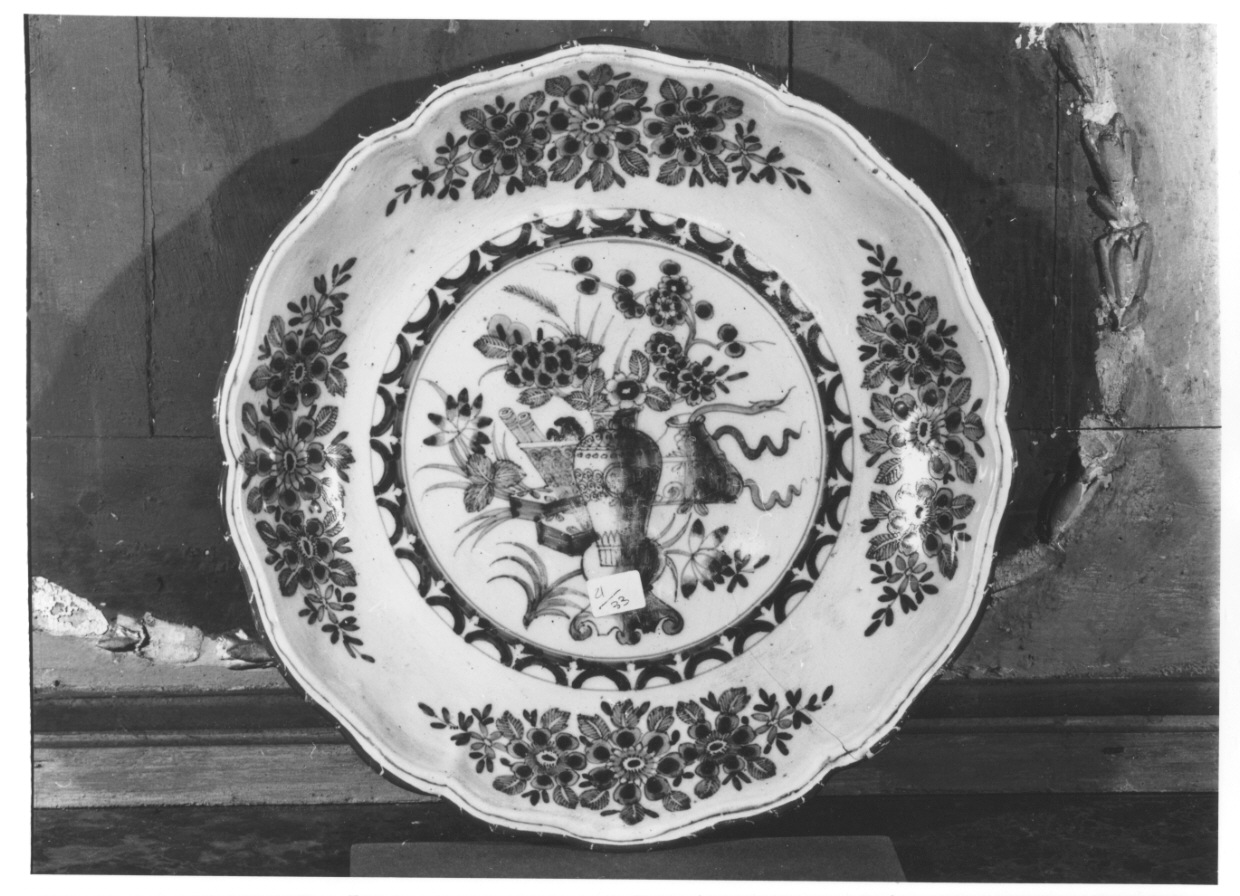 piatto, opera isolata - ambito orientale (?) (sec. XIX)