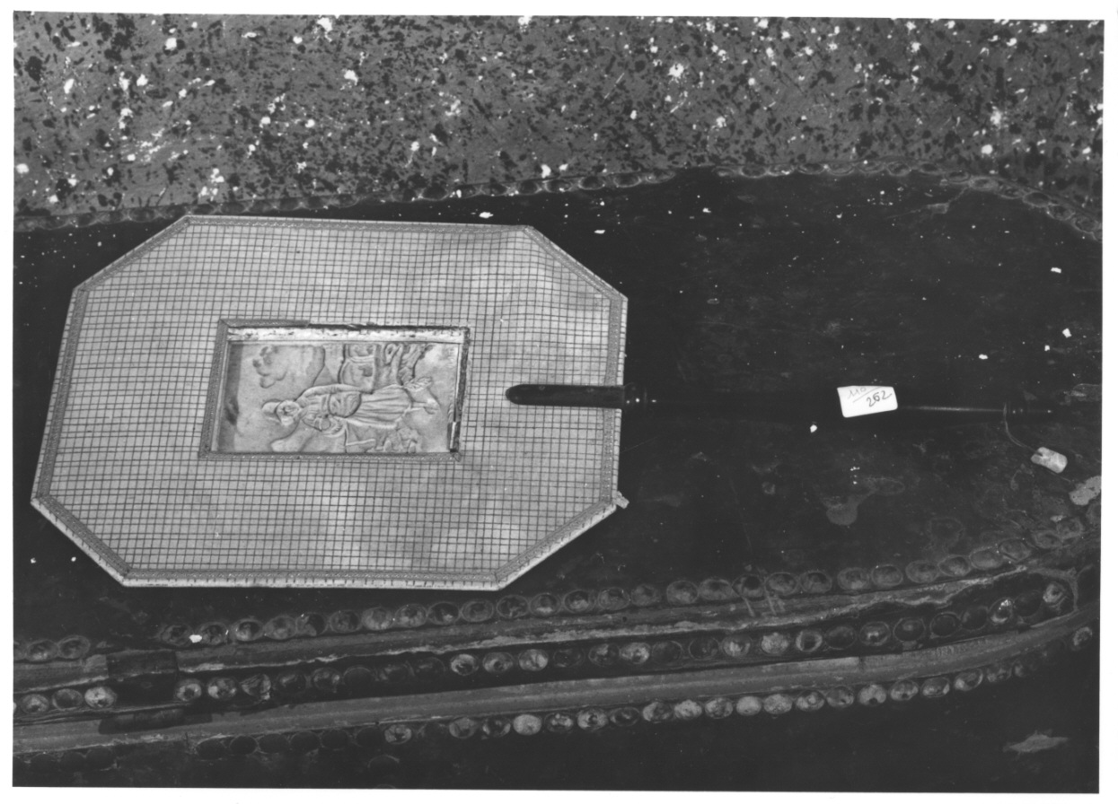 contadina con cesta (ventaglio, opera isolata) - produzione italiana (fine/inizio secc. XVIII/ XIX)