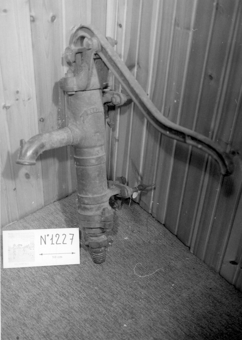 pompa per acqua - produzione italiana (1950 ante)