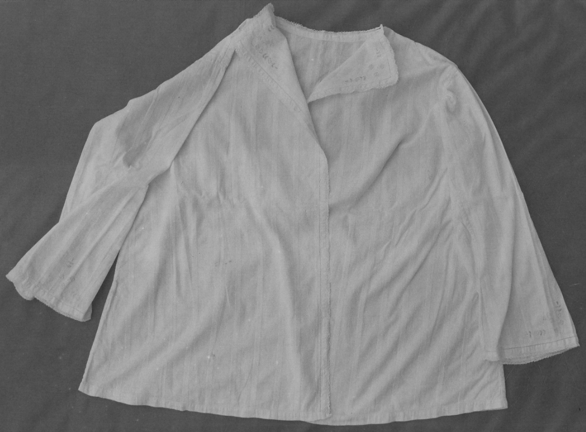 motivi decorativi floreali stilizzati (camicia da notte) di Cane Ottavia (contadina, ricamatrice) - ambito piemontese (1920 ca)