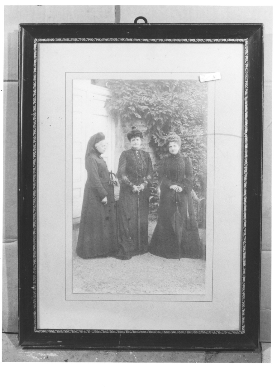 Margherita di Savoia e due dame (positivo) di Bertieri Oreste (fine XIX)