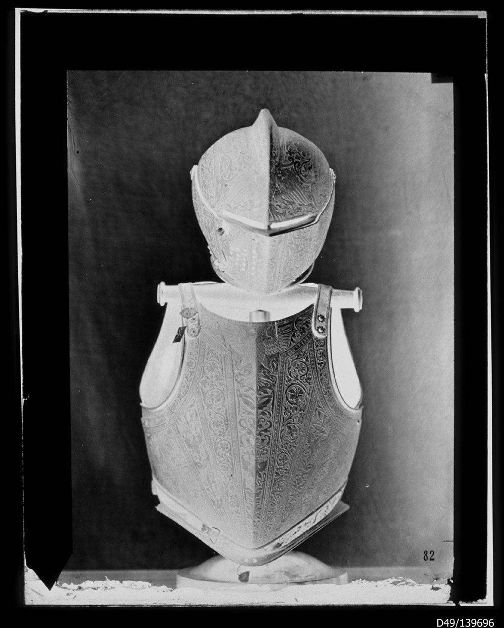 Torino - Armeria Reale - Armi difensive - Armature (parti) - C23 - Elmi (negativo) di Berra Giovanni Battista (XIX)