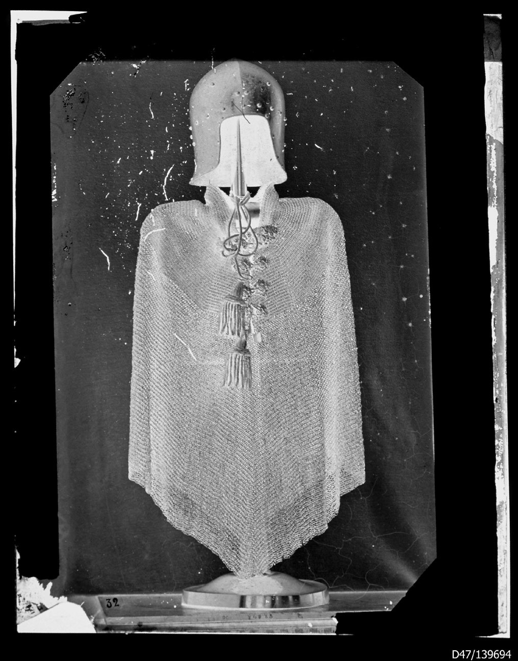 Torino - Armeria Reale - Armi difensive - Armature (parti )- Elmi - Maglie - C262 - E8 (negativo) di Berra Giovanni Battista (XIX)