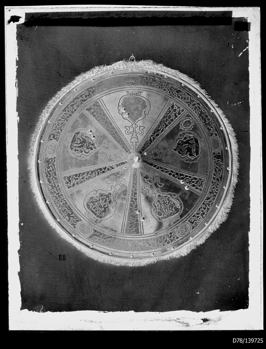 Torino - Armeria Reale - Armi difensive - Armature (parti) - Scudi - F39 (negativo) di Berra Giovanni Battista (XIX)