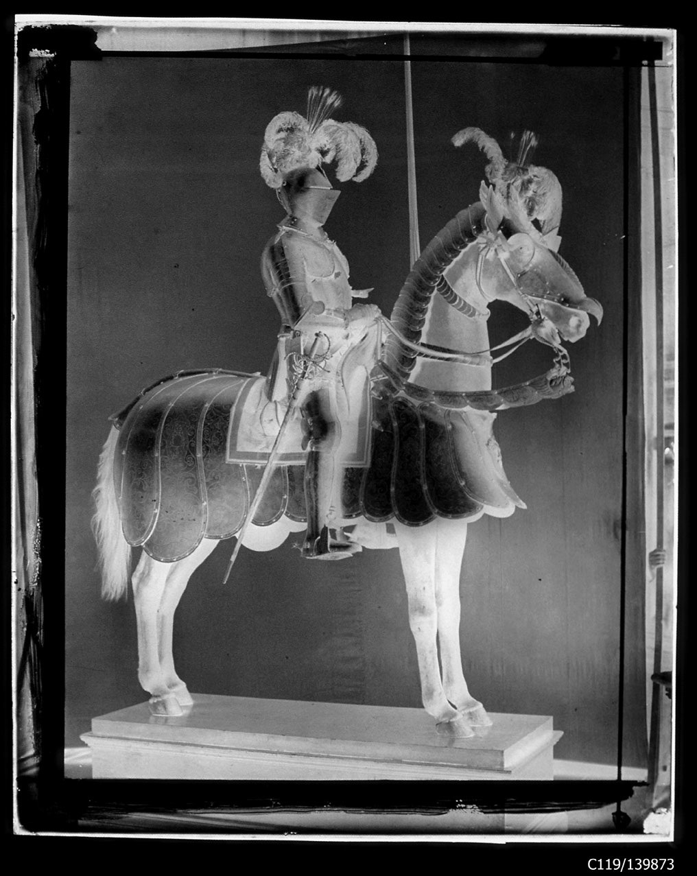 Torino - Armeria Reale - Armi difensive - Armature equestri - B6 - Martinengo (negativo) di Berra Bussolino Celestina - Berra Favale Gustava (studio) (fine XIX)