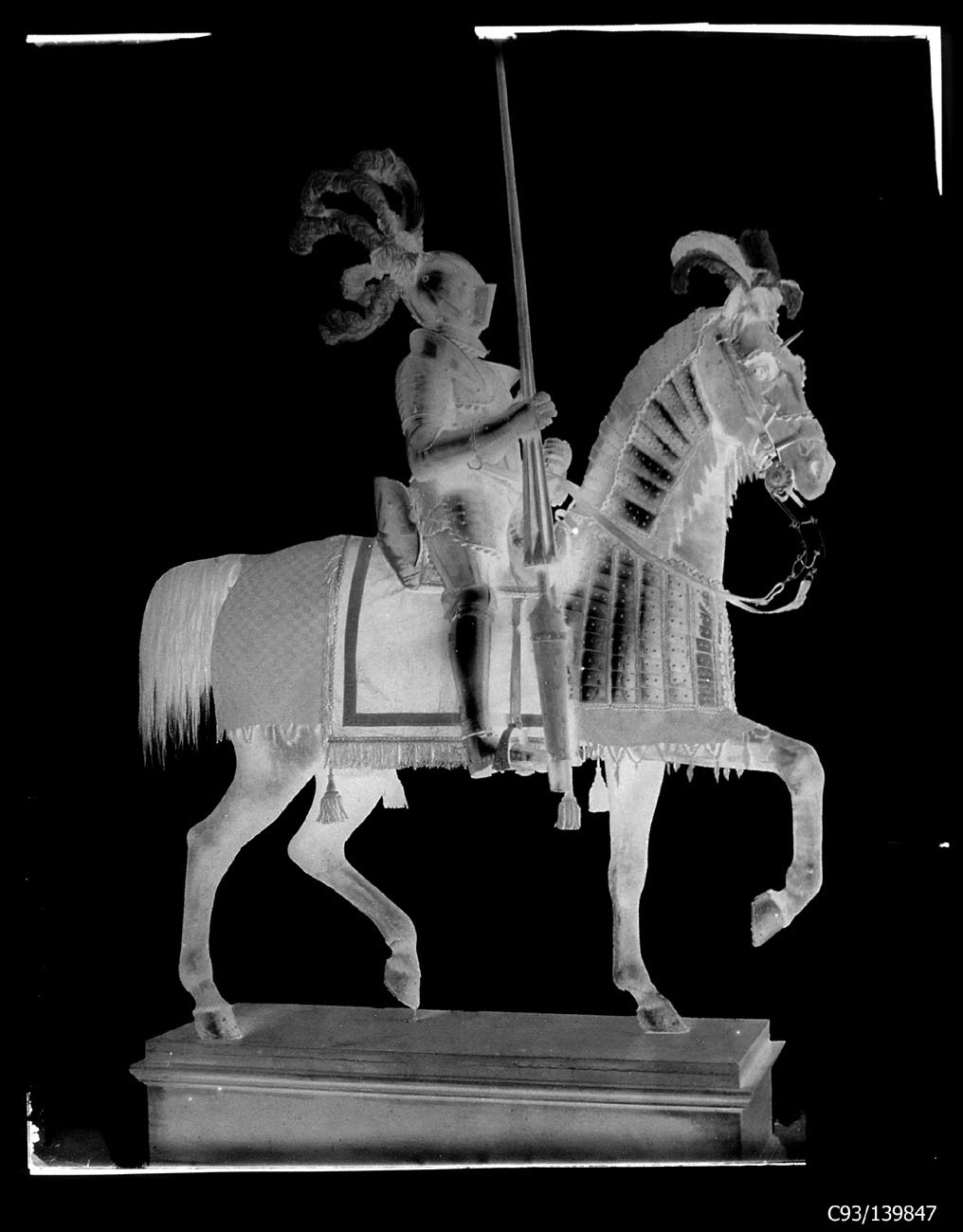 Torino - Armeria Reale - Armi difensive - Armature equestri - Generale Rota - B8 (negativo) di Berra Bussolino Celestina - Berra Favale Gustava (studio) (fine XIX)