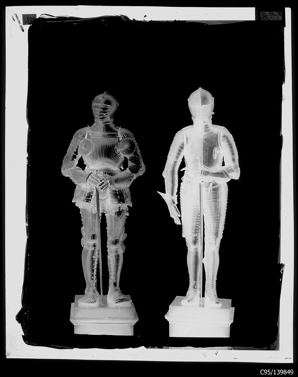 Torino - Armeria Reale - Armi difensive - Armature - Armi bianche lunghe - Spade - B15 - B42 - G93 - G163 (negativo) di Anonimo (studio), Berra Bussolino Celestina - Berra Favale Gustava (studio) (fine XIX)