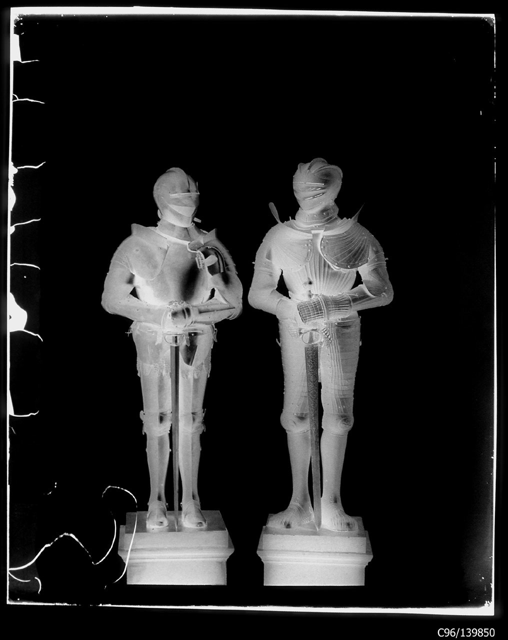 Torino - Armeria Reale - Armi difensive - Armature - - Armi bianche lunghe - Spadoni - Umberto I- B16 - B19 - U83 (negativo) di Anonimo (studio), Berra Bussolino Celestina - Berra Favale Gustava (studio) (fine XIX)