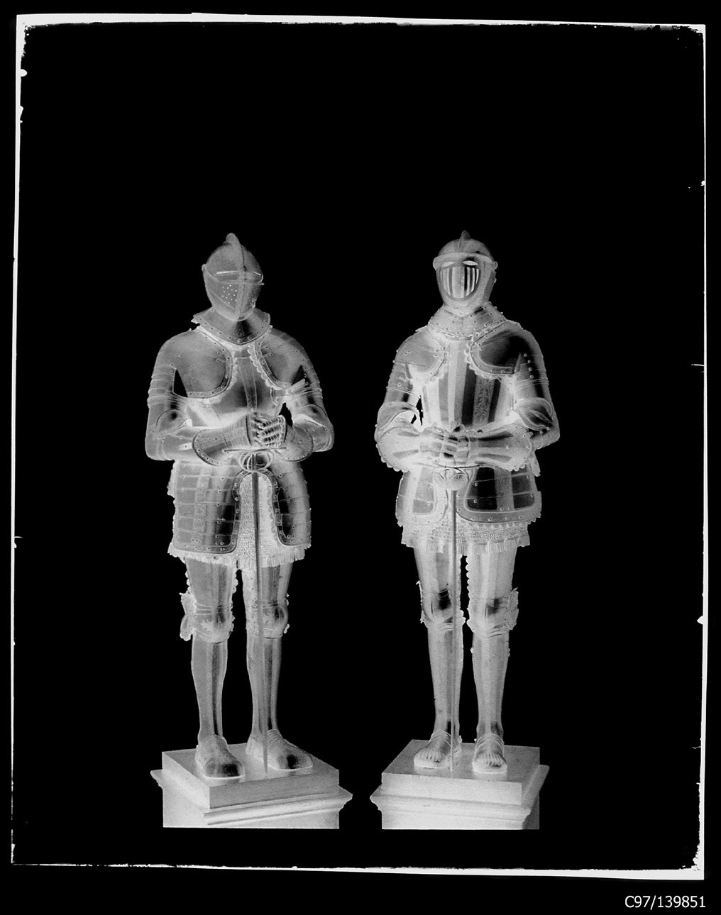 Torino - Armeria Reale - Armi difensive - Armature - Armi bianche lunghe - Spade - B31 - B38 - G34 - G173 (negativo) di Anonimo (studio), Berra Bussolino Celestina - Berra Favale Gustava (studio) (fine XIX)