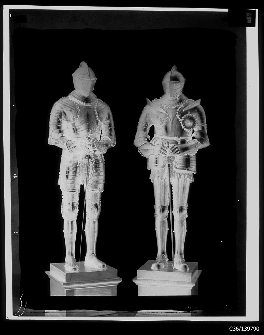 Torino - Armeria Reale - Armi difensive - Armature - B32 - B33 (negativo) di Anonimo (studio), Berra Bussolino Celestina - Berra Favale Gustava (studio) (fine XIX)