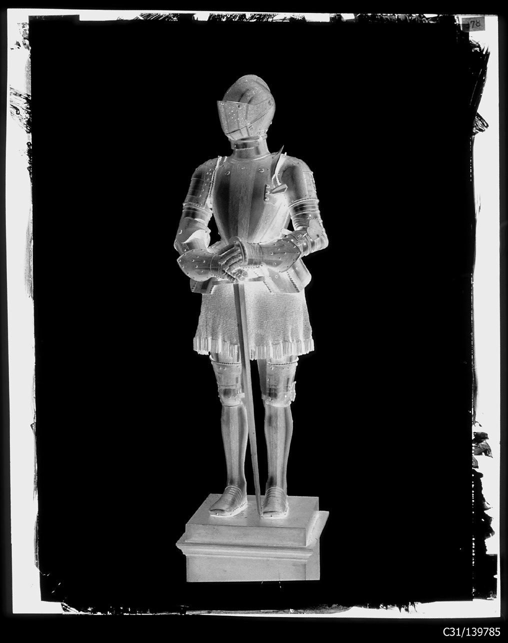 Torino - Armeria Reale - Armi difensive - Armature - B34 - Emanuele Filiberto di Savoia (negativo) di Anonimo (studio), Berra Bussolino Celestina - Berra Favale Gustava (studio) (fine XIX)