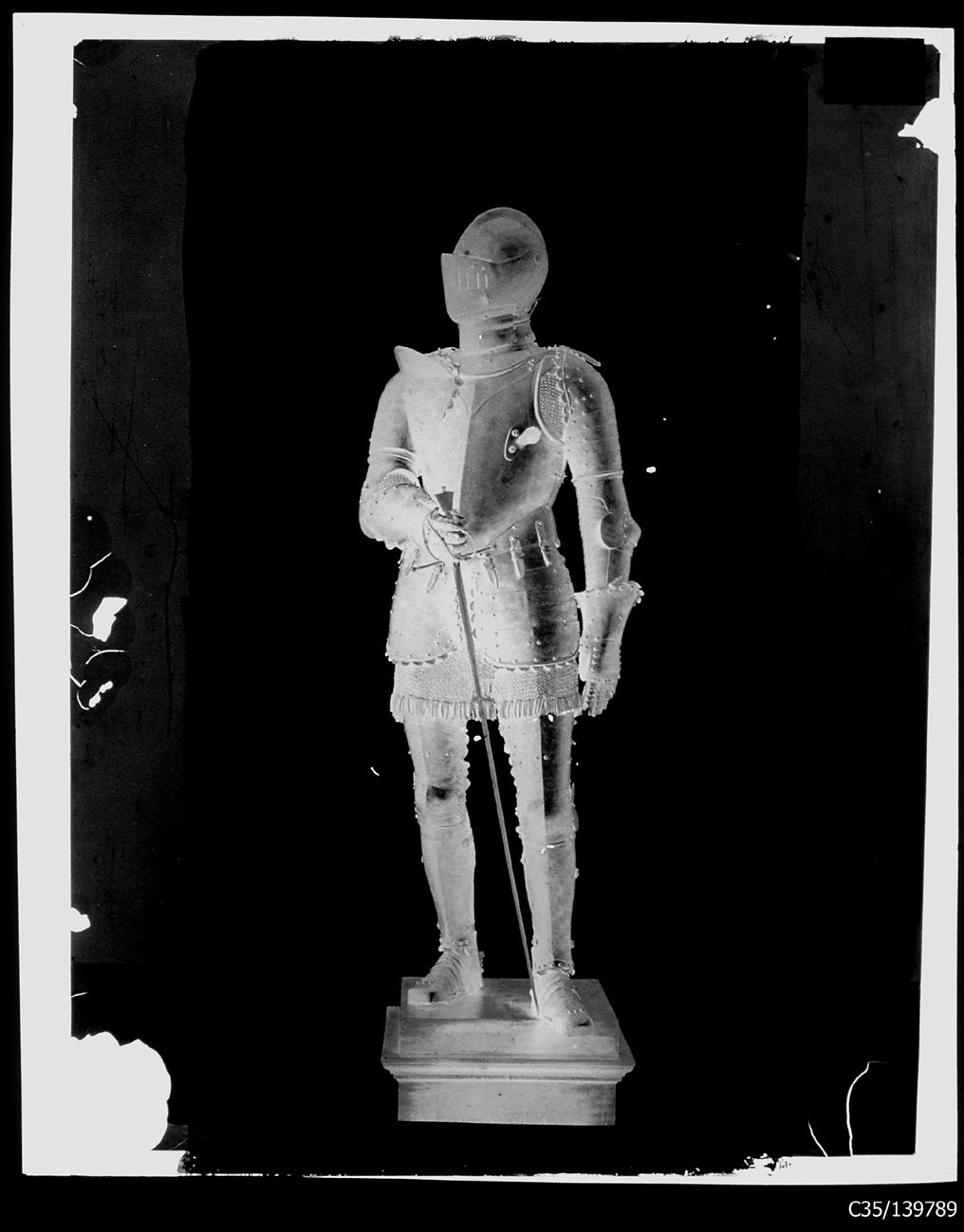 Torino - Armeria Reale - Armi difensive - Armature - Emanuele Filiberto di Savoia - B43 (negativo) di Anonimo (studio), Berra Bussolino Celestina - Berra Favale Gustava (studio) (XIX)