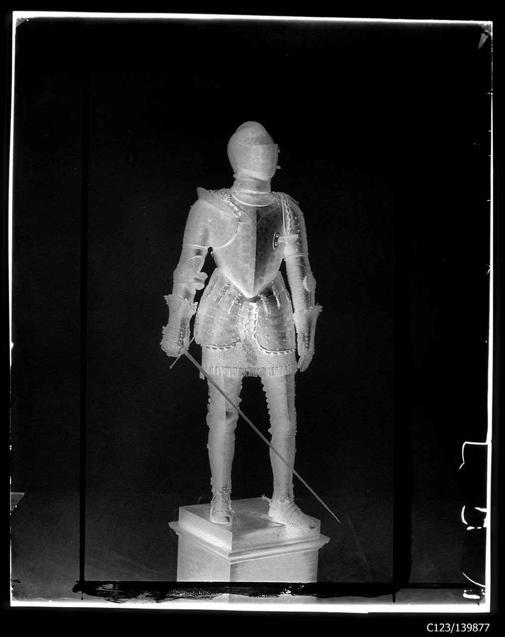 Torino - Armeria Reale - Armi difensive - Armature - Emanuele Filiberto di Savoia - B43 (negativo) di Berra Bussolino Celestina - Berra Favale Gustava (studio) (XIX)