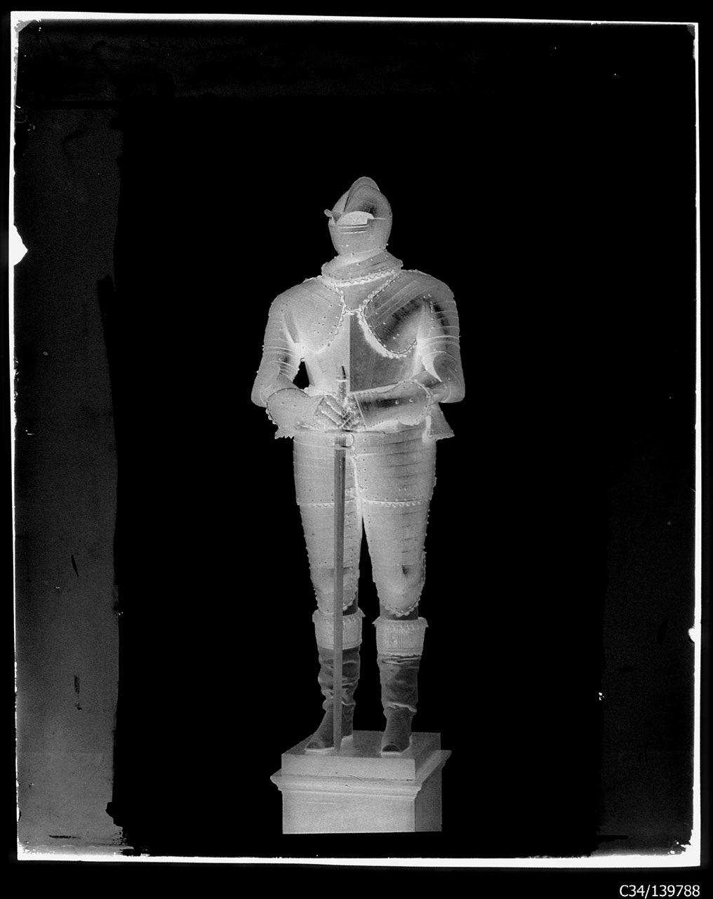 Torino - Armeria Reale - Armi difensive - Armature - Diego Felipe de Guzman - B44 (negativo) di Anonimo (studio), Berra Bussolino Celestina - Berra Favale Gustava (studio) (XIX)