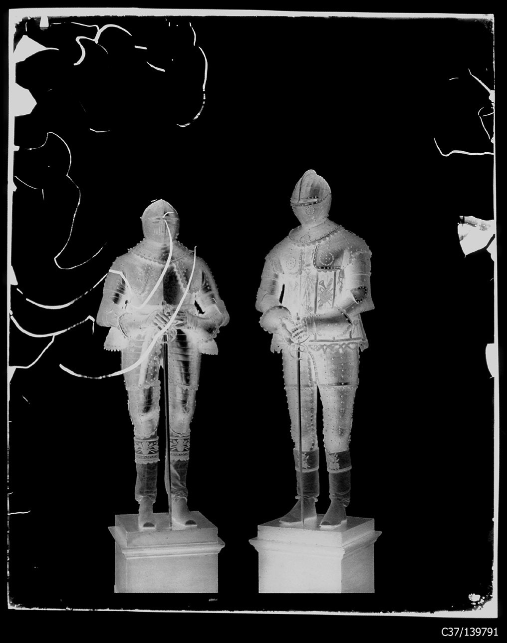 Torino - Armeria Reale - Armi difensive - Armature - B45 - B46 (negativo) di Anonimo (studio), Berra Bussolino Celestina - Berra Favale Gustava (studio) (XIX)