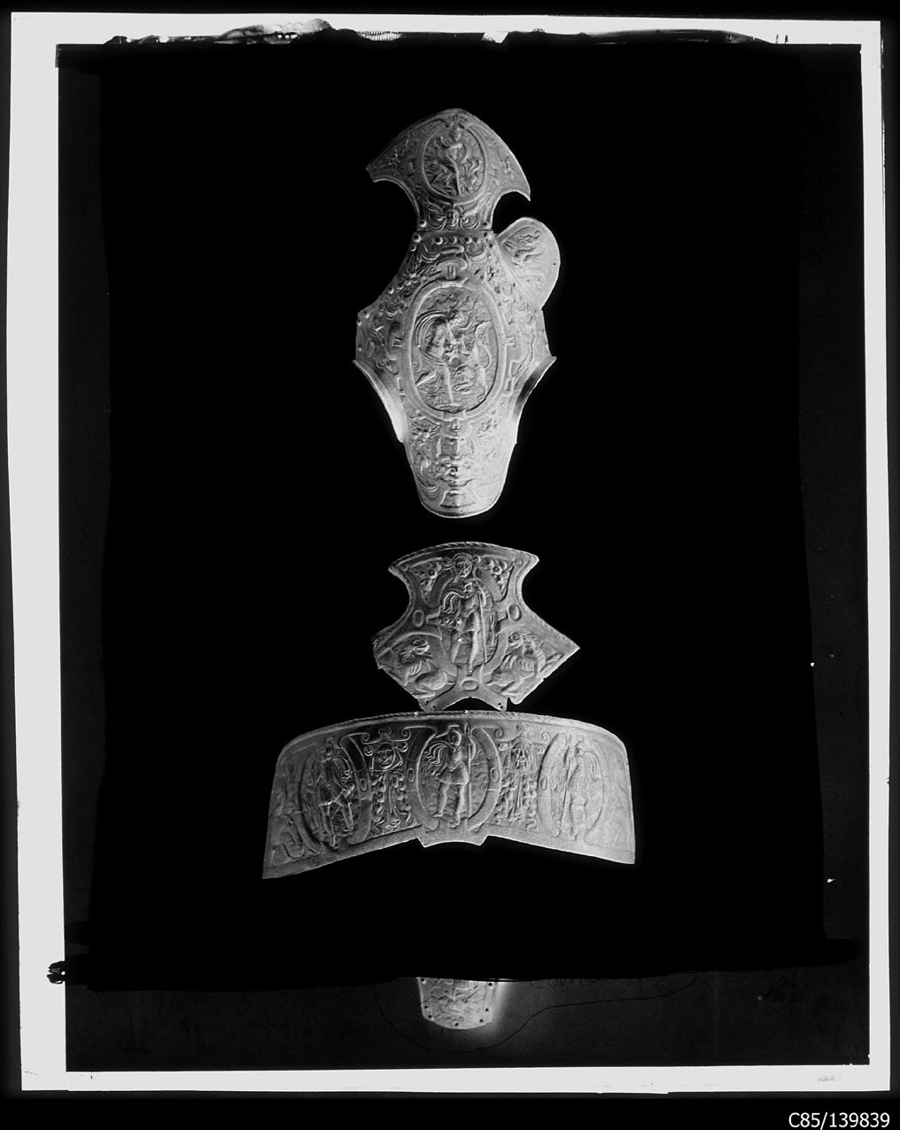 Torino - Armeria Reale - Armi difensive - Armature - Finimenti equestri - D18 - D53 - D54 (negativo) di Anonimo (studio), Berra Bussolino Celestina - Berra Favale Gustava (studio) (XIX)